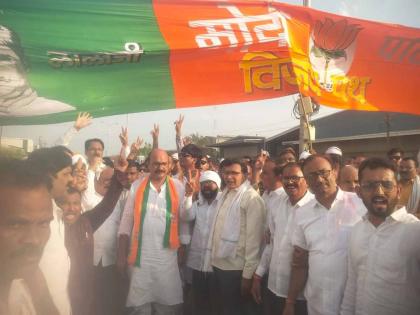 Akola Lok Sabha Results 2024 : BJP workers mocked the Congress slogans | एकच वादा अनुप दादा... म्हणत, भाजपच्या कार्यकर्त्यांनी उडवली काँग्रेसच्या घोषणांची खिल्ली