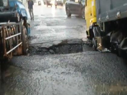 Mumbai Ahmedabad highway wheels of heavy vehicles are stuck | मुंबई अहमदाबाद महामार्ग खचला, अवजड वाहनांची चाके अडकली