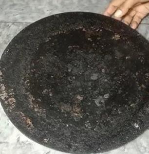फक्त १ रूपयात चांदीसारखा चमकेल काळाकुट्ट झालेला तवा; तवा साफ करण्याची सोपी ट्रिक-पाहा