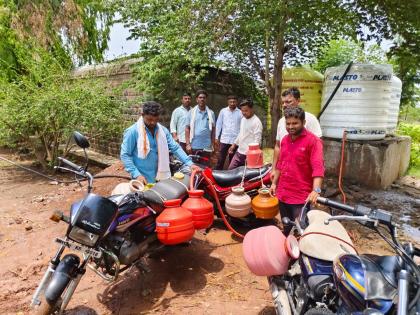 Wife's gold sold to quench villagers' thirst; The youth has been quenching the thirst of 5 villages for 7 months | ग्रामस्थांची तहान भागण्यासाठी विकले बायकोचे सोने; ७ महिन्यांपासून भागतेय ५ गावांची तहान