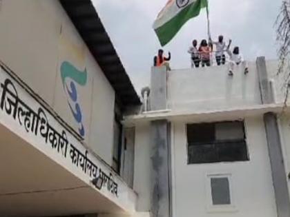 'Accept the demands, or we'll jump'; Maratha youth climbed to the Collector's office in Dharashiv | 'मागण्या मान्य करा, अन्यथा उड्या घेऊ'; धाराशिवमध्ये मराठा तरूण चढले कलेक्टर ऑफिसवर