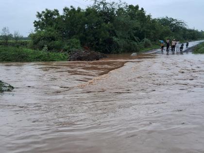 Three were swept away in the stream near Kasegaon; Both survived | कासेगावजवळ ओढ्याच्या पाण्यात तिघे वाहून गेले; दोघे बचावले