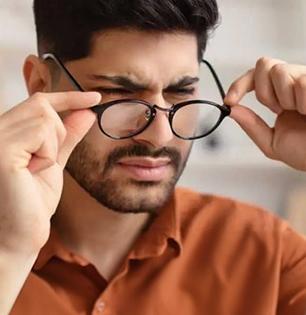 लांबचं दिसत नाही आणि चष्मा लावणं नको वाटतं? रोज खा ५ पदार्थ; नजर होईल तेज