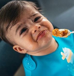 मुलं खूप हळूहळू खातात, भरवलं तरच जेवतात? ४ गोष्टी करा- मुलं हातानं भरभर आणि आनंदानं जेवतील