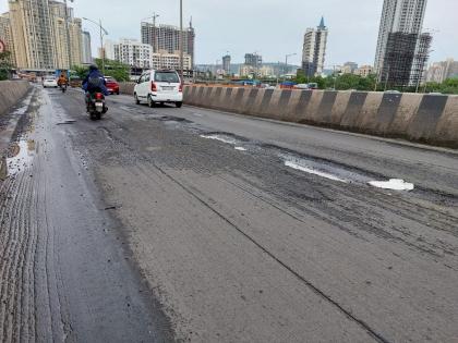 Potholes fell on the Majiwada, Kapurbavadi flyovers, traffic slowed down | माजिवडा, कापुरबावडी उड्डाणपुलांवर पडले खड्डे, वाहतुकीचा वेग मंदावला