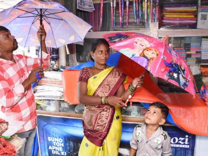 Cartoon umbrellas, raincoats etc.; Five to six percent increase in the rate this year! | कार्टुन चित्रांच्या छत्र्या, रेनकोट सरस; यंदा दरात पाच ते सहा टक्के वाढ!