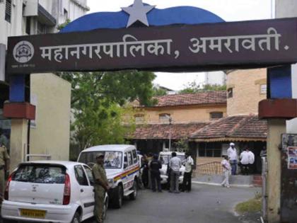 Hockey stick and batons in the premises of the municipal corporation! | महापालिकेच्या आवारात हॉकी स्टिक अन् दंडुके!