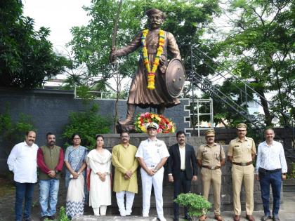 Sarkhel Kanhojiraje Angre's 295th death anniversary, saluted by Indian Navy | सरखेल कान्होजीराजे आंग्रे यांची २९५ वी पुण्यतिथी, भारतीय नौसेनातर्फे करण्यात आले अभिवादन