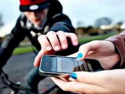 Dhoom style mobile phone stolen, legal conflict child detained | धूम स्टाईल मोबाईल पळविला, विधीसंघर्षग्रस्त बालक ताब्यात