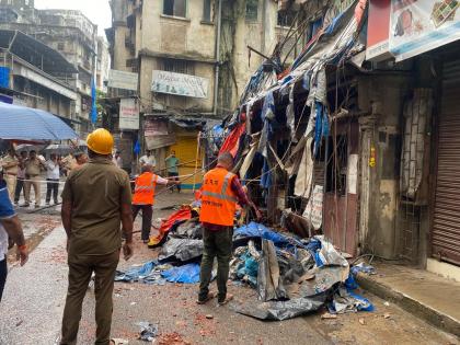 Part of dangerous building collapses in Thane; Loss of life was avoided | ठाण्यात धोकादायक इमारतीचा काही भाग कोसळला; जीवितहानी टळली