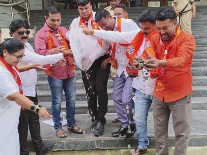 Gravel poured at the entrance of the divisional office | विभागीय कार्यालयाच्या प्रवेशद्वारावर ओतली खडी