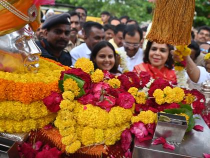 Shegavicha Rana Gajanan entered Solapur district; Crowd of devotees to welcome the palanquin | शेगावीचा राणा सोलापूर जिल्ह्यात दाखल; पालखीच्या स्वागतासाठी भक्तांची गर्दी