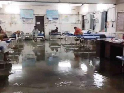 Due to heavy rain, the accident room of 'Irwin' was flooded | मुसळधार पावसाने ‘इर्विन’चा अपघात कक्ष झाला जलमय