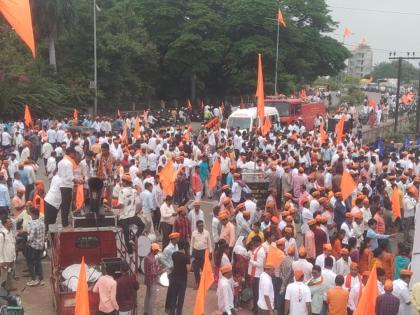 Saffron flags everywhere in Jalna; Crowd of Maratha brothers for rally in peace | मराठा बांधवांचे लोंढे जालन्याकडे, सर्वत्र भगवे झेंडे, शांतता रॅलीसाठी मोठी गर्दी