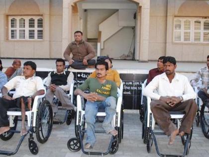 How can the disabled live in Rs 1500 a month? | महिन्याच्या दीड हजार रुपयांमध्ये दिव्यांगांनी कसे जगावे?