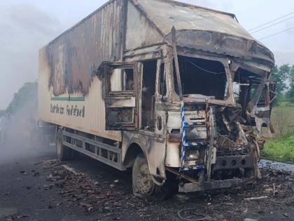 The container collided with the vertical truck, the container was burnt to ashes in the fire | कंटेनरची उभ्या ट्रकला धडक, आगीत कंटनेर जळून राख