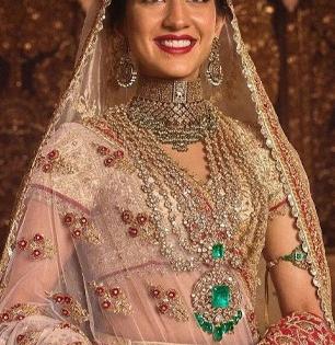 नीता अंबांनीपासून राधिकापर्यंत सगळ्यांचे कमालीचे सुंदर लेहेंगे कुणी डिझाइन केले? पाहा एकसेएक ड्रेस