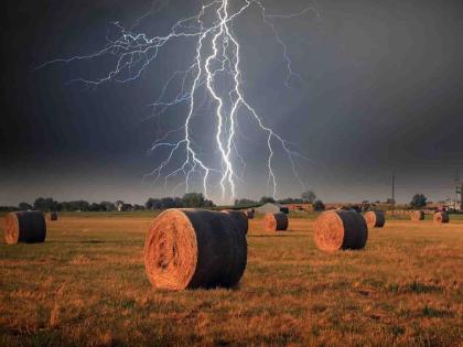 Lightning struck while planting, two women laborers killed | रोवणी करताना वीज पडली, दोन महिला मजुरांचा मृत्यू