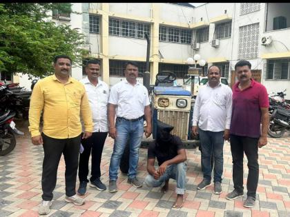 LCB seized the tractor hidden in the forest along with the thief | चोरट्यासह जंगलात लपविलेला ट्रॅक्टर ‘एलसीबी’ने घेतला ताब्यात