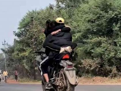 A case has been registered against another couple for obscenity on a two-wheeler | दुचाकीवर अश्लील चाळे, आणखी एका जोडप्याविरुद्ध गुन्हा दाखल