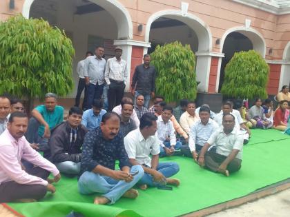 Collector's office, 8th day of indefinite strike; The solution will come out today | जिल्हाधिकारी कार्यालय, बेमुदत संपाचा 8 वा दिवस; आठव्याही दिवशी कामबंद ; आज निघणार तोडगा