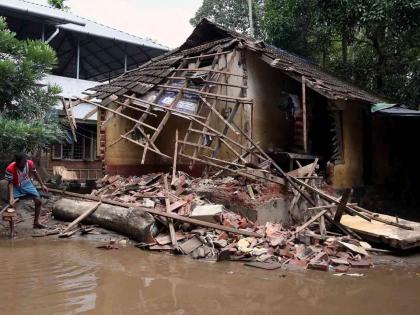 1674 houses collapsed in Bhandara due to heavy rains, 60 houses destroyed | अतिवृष्टीत १६७४ घरांची पडझड, ६० घरे जमीनदोस्त