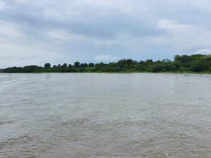 Godavari River flows by twelve thousand cusecs; Kopargaon, relief to Marathwada with residence | गोदावरी नदी बारा हजार क्यूसेक्सने प्रवाही; कोपरगाव, राहत्यासह मराठवाड्याला दिलासा