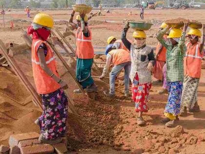 Panand Road Women cooks with bogus laborers at work | पाणंद रस्ता कामावर बोगस मजुरांसह स्वयंपाकी महिला