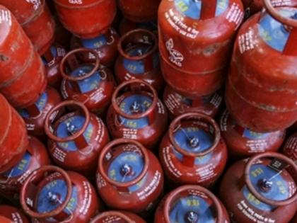 LPG gas was removed from the cylinder before delivery, you should also check the weight | डिलिव्हरीच्या अगोदर काढला जात होता सिलिंडरमधून एलपीजी गॅस, तुम्हीदेखील तपासून घ्या वजन