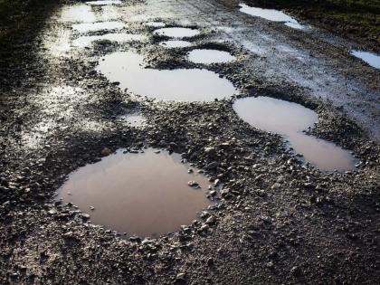 Armory-Gadchiroli national highway went 'rocky' during rainy season! | ऐन पावसाळ्यात आरमोरी-गडचिरोली राष्ट्रीय महामार्ग गेला 'खड्यात'!