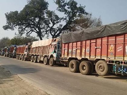 Lack of facilities on smooth highways, 60 wheeler trucks stay for a fortnight | गुळगुळीत महामार्गावर सुविधांचा अभाव, ६० चक्का ट्रकचा पंधरवड्यापासून मुक्काम