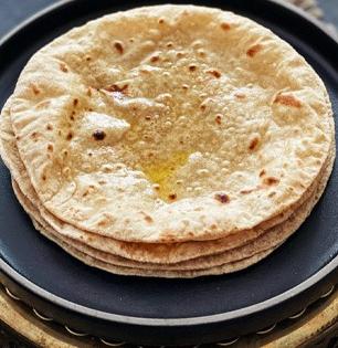 गव्हाची पोळी पचत नाही? पोट फुगल्यासारखं वाटतं? कणकेत घाला २ गोष्टी; चपात्या होतील मऊ