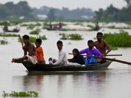 The village has to be reached by a dangerous journey through the river | नदीतून जीवघेणा प्रवास करत गाठावे लागत आहे गाव