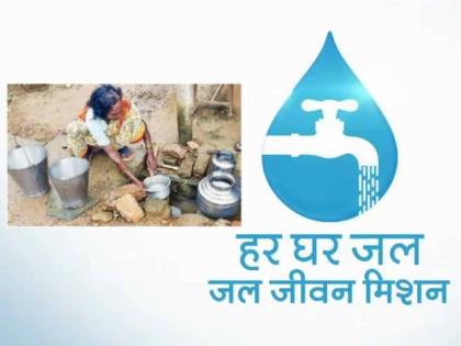 Drinking water has to be filled from sewage drains | सांडपाणी वाहणाऱ्या नालीतून भरावे लागते पिण्याचे पाणी