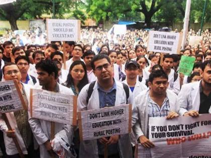 because of political office bearers; Resident doctors went on strike | राजकीय पदाधिकाऱ्यांचा राडा; निवासी डॉक्टर गेले संपावर