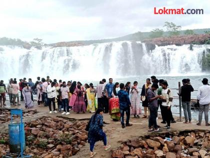 Administration prohibits tourism on waterfalls and cliffs; Restricted zone declared for civilians | धबधबे व डोंगरकड्यांवर पर्यटनाला प्रशासनाची मनाई; नागरिकांसाठी प्रतिबंधात्मक क्षेत्र घोषित