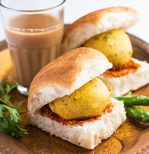 जागतिक वडापाव दिन : वडापावचे पाहा ८ प्रकार; सांगा तुमचा फेवरिट खमंग वडापाव कोणता?