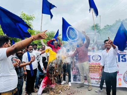 The symbolic effigy of the killers of Kolkata and Badlapur, incident was burnt | कोलकाता, बदलापूर घटनेतील नराधमांचा प्रतीकात्मक पुतळा जाळला