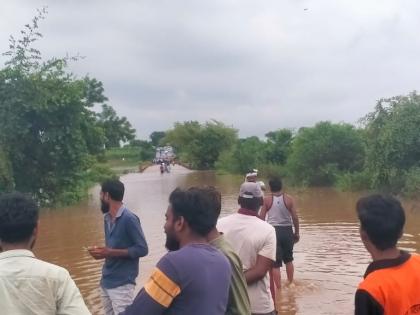 Vidarbha-Marathwada connectivity was severed due to heavy rains | जोरदार पावसामुळे विदर्भ-मराठवाड्याचा संपर्क तुटला