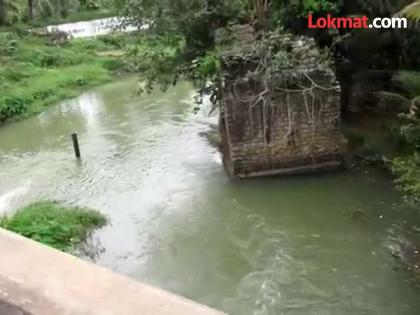 The bike went out of control and went under the bridge and the two were swept into the Wardha River along with the bike | दुचाकी अनियंत्रित होत पुलाखाली गेली अन् दुचाकीसह दोघे वर्धा नदीत गेले वाहून