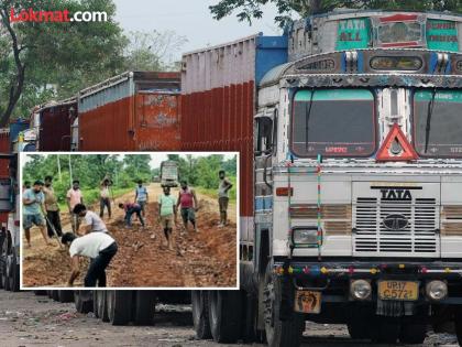 Administration is sluggish; In Korchi, the affected truck drivers repaired the potholes | प्रशासन सुस्त ; कोरचीत त्रस्त ट्रकचालकांनीच केली खड्ड्यांची दुरुस्ती