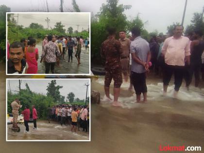 A pick-up overturned from a bridge in floodwaters, sweeping away two little girls | पुराच्या पाण्यात पुलावरून पिक अप उलटला, दोन लहान मुली गेल्या वाहून