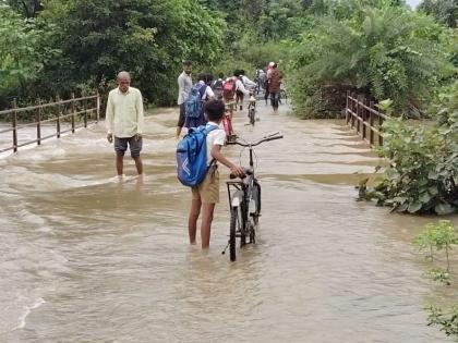 Students travel through two feet of water on the drain with their lives in hand | नाल्यावरील दोन फूट पाण्यातून विद्यार्थ्यांचा जीव मुठीत घेऊन प्रवास