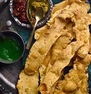 दसरा स्पेशल : हलवाईकडे मिळतो तसा फाफडा करा घरी-अस्सल गुजराथी फाफडा करण्याची सोपी रेसिपी...