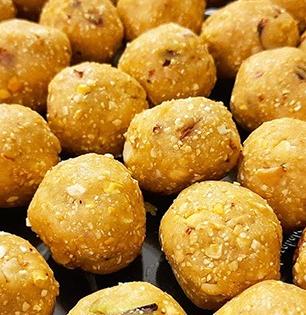 हिवाळ्यात हाडं कडकड वाजतात? १० रुपयांच्या भाजलेल्या चण्याचे करा प्रोटीन - रिच लाडू; मसल्स वाढतील आणि..