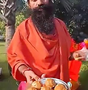 रामदेव बाबा सांगतात डिंकाच्या लाडूची रेसिपी; रोज १ लाडू खा, हाडांना बळकटी येईल, अशक्तपणा कमी