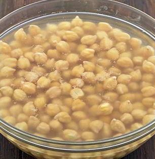 छोले- भटूरे करायचे, पण छोले भिजत टाकायलाच विसरलात? सोपा उपाय- १ तासात भिजतील हरबरे