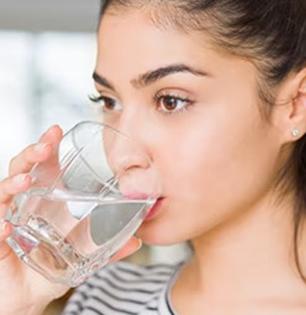 हिवाळ्यात तुम्ही सतत गरम पाणी पिताय का? जाणून घ्या, शरीरावर कसा होतो परिणाम