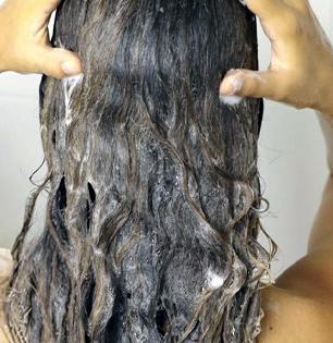 हिवाळ्यात केस खूप जास्त गळतात? जाणून घ्या, केस धुण्याची योग्य पद्धत