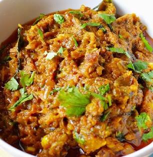 चंपाषष्ठी नैवेद्य: अस्सल गावरान पद्धतीने केलेलं वांग्याचं भरीत आणि भाकरी, या जेवणाची सर कशाला नाही..